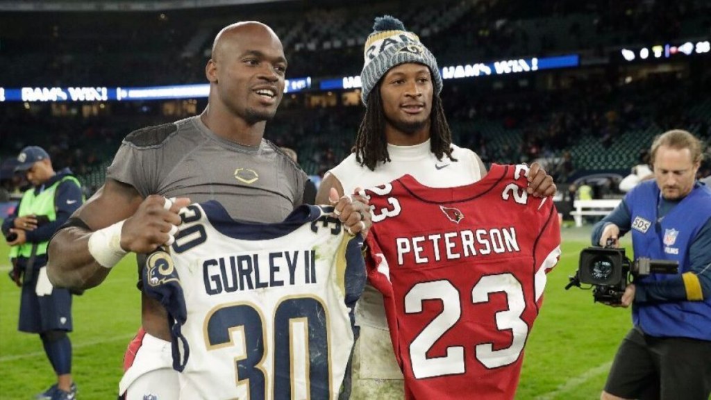 Picture of: Jersey swapping has become a thing at the end of NFL games – Los
