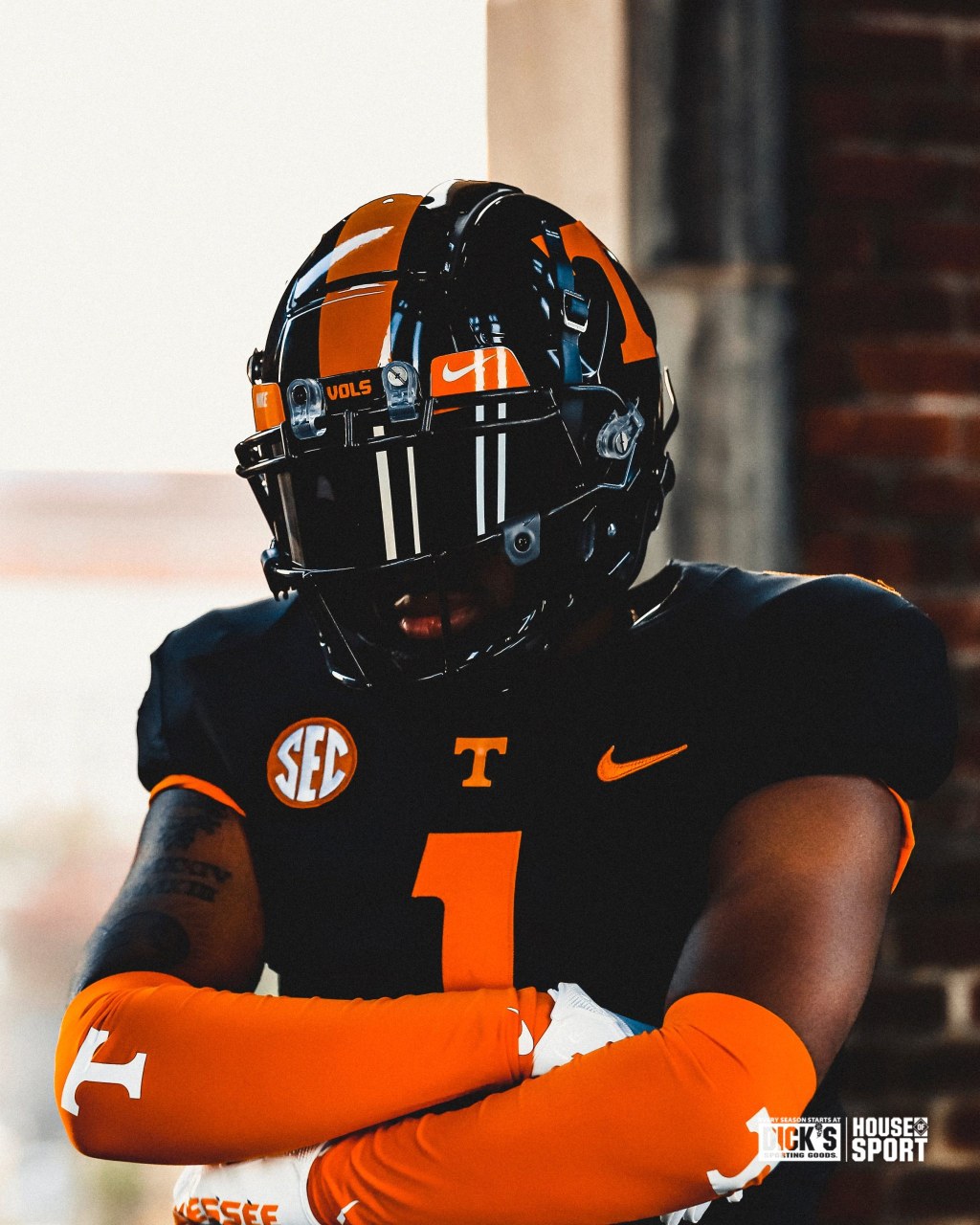 Picture of: LOOK: Images of Tennessee’s New Black Helmet and Dark Mode