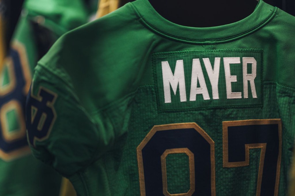 Picture of: Notre Dame will have names on the backs of green jerseys for Cal