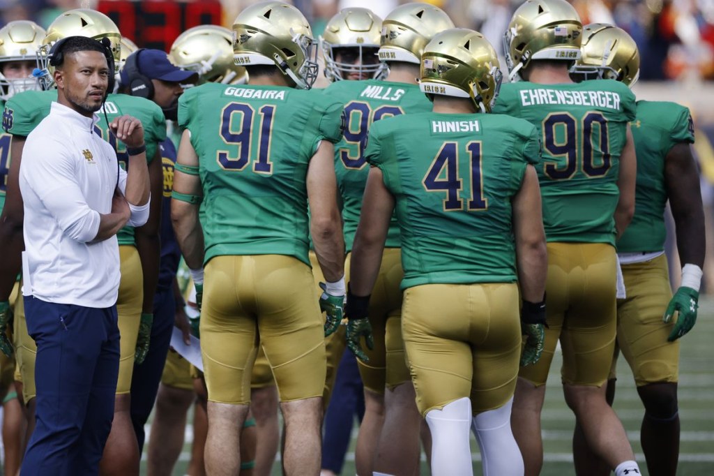 Picture of: Should Notre Dame Football have names on the back of their jerseys