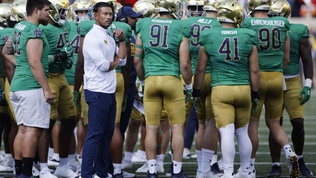 Picture of: Should Notre Dame have names on the back of their jerseys?