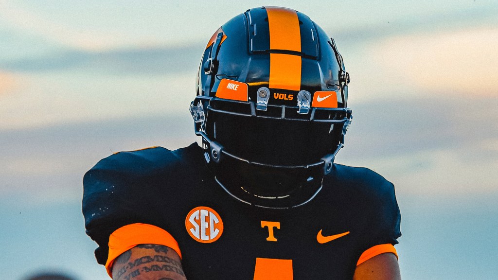 Picture of: Tennessee football black uniforms return for Kentucky game